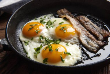 Küçük bir tavada çırpılmış yumurta ve pastırma.