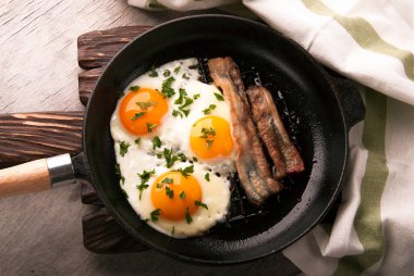 Küçük bir tavada çırpılmış yumurta ve pastırma.