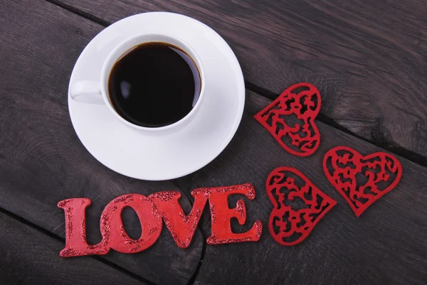Filiżankę kawy i czerwone serca — Zdjęcie stockowe