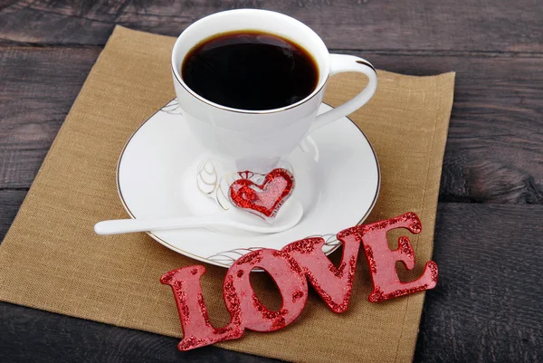 Taza de café, corazones rojos y texto de amor — Foto de Stock
