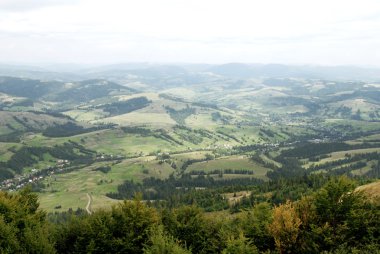 Renkli sonbahar manzara Karpat Dağları dağ köyünde. Ukrayna