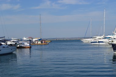 Rıhtımda yatlar