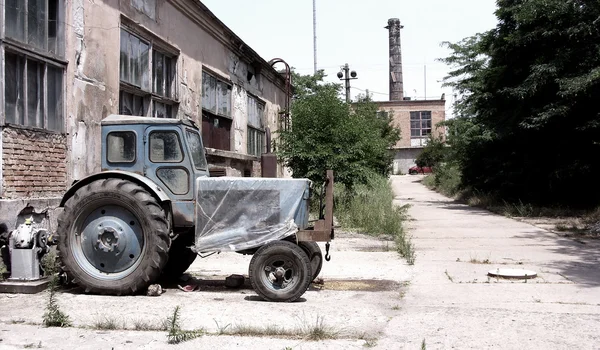 Dirty gebroken Chernobyl verlaten gebouwen, grond leegstaande percelen, verontreinigde, een trekker — Stockfoto