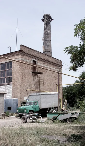 Dirty gebroken Chernobyl verlaten gebouwen, leegstaande percelen, vorm van bodemverontreiniging, pijp vrachtwagen — Stockfoto