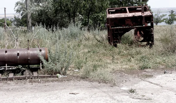 Vuile gebroken Chernobyl verlaten gebouwen, leegstaande percelen, verontreinigde gebieden, stukken metaal — Stockfoto