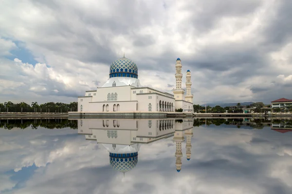 Modern bina sayısı bir havuz