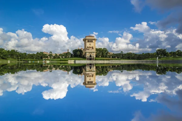 Modern bina sayısı bir havuz