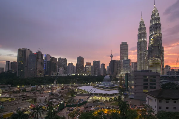 Klcc inşaat ile çevreleyen