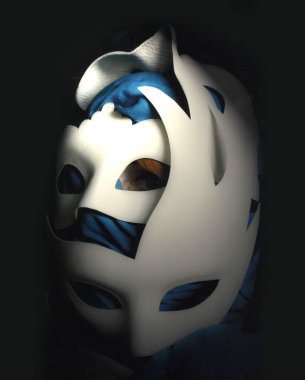 Gizemli bir yüz birçok maskenin arkasında saklanır..