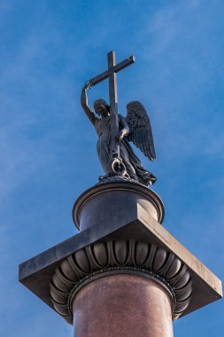 St. Petersburg 'daki İskenderiye Sütununda bir melek heykeli