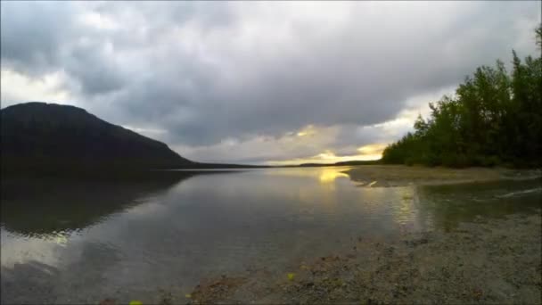 Lapso de tempo no lago Goltsovoye, montanhas Khibiny — Vídeo de Stock