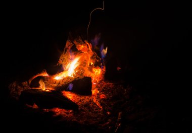 Gece ormanda yangın