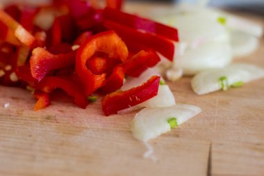 Doğranmış soğan ve biberi