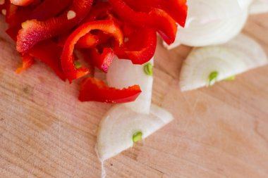 Doğranmış soğan ve biberi