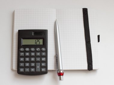 Hesap makinesi, not defteri ve kalem ile iş kavramı