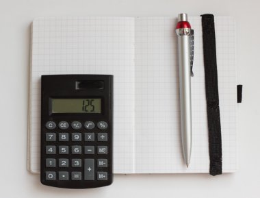 Hesap makinesi, not defteri ve kalem ile iş kavramı