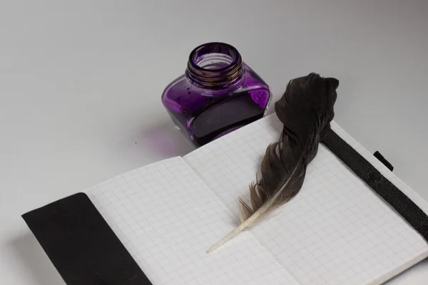 Conceito de poesia com pena e caderno — Fotografia de Stock