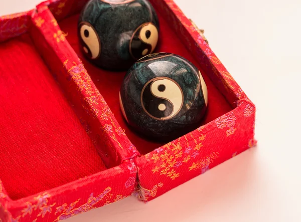 İki ying - yang topları kırmızı bir kutu içinde
