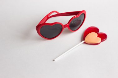 Kırmızı kalp şekli gözlük ile kalp lolipop