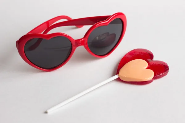 Rött hjärta form glasögon med hjärtat lollipop — Stockfoto