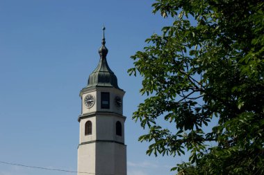 Kalemegdan (Belgrad kalesi) - bulutsuz güneşli bir günde beyaz saat kulesi