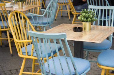 Parlak sandalyeler ve sokak kafesinde masa. Belgrad (Sırbistan, Avrupa), Knez Mihailova