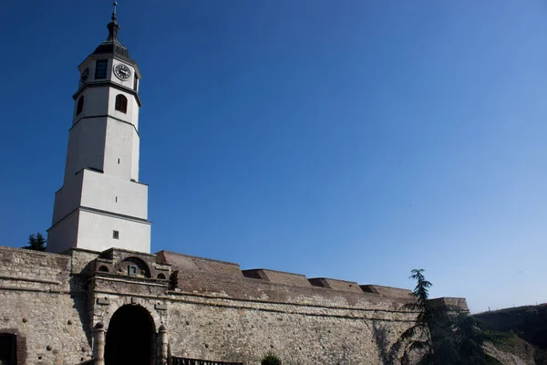 Kalemegdan Twierdza Belgrad Biała Wieża Zegarowa Bezchmurny Słoneczny Dzień — Zdjęcie stockowe