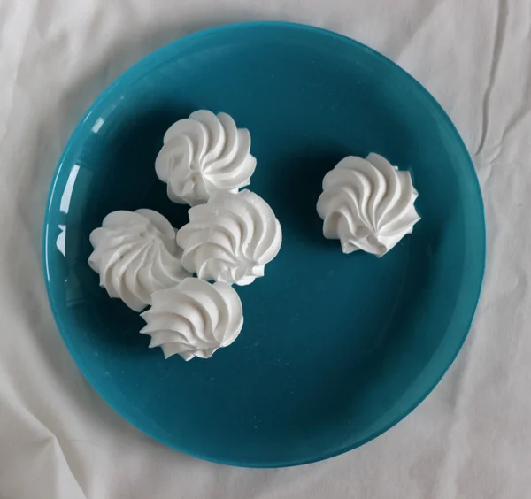 Merengue en un plato azul — Foto de Stock