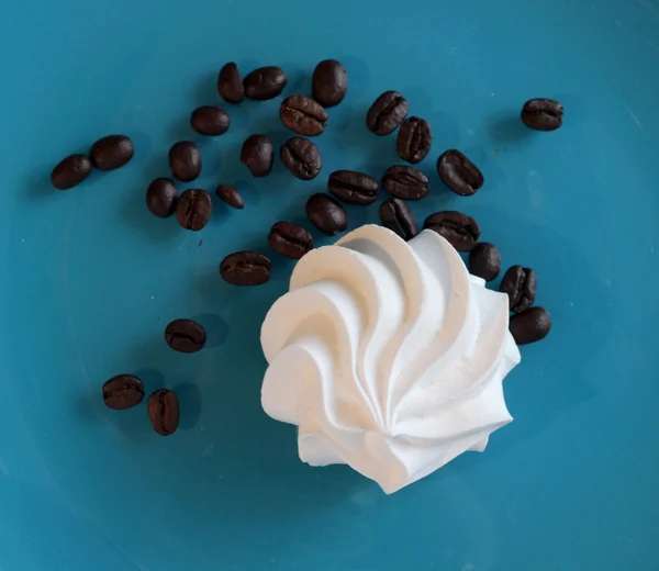 Merengue en un plato azul — Foto de Stock