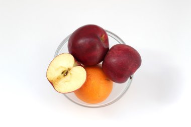 Elma ve portakal cam vazo içinde sunulan