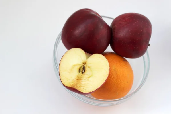 Maçãs e laranja em vaso — Fotografia de Stock