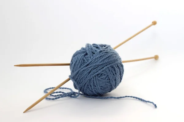 ニット用の糸の青いボール — ストック写真