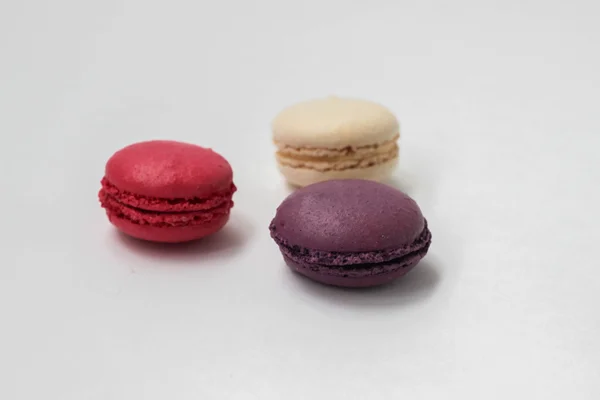 Macarons multicolores sur fond blanc — Photo