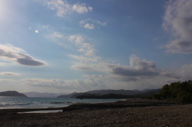 Deniz ve mavi bulutlu gökyüzü