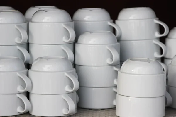 Tazas de té blanco en pilas — Foto de Stock