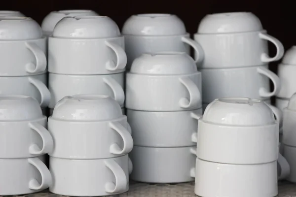 Чашки белого чая в кучах Стоковое Фото