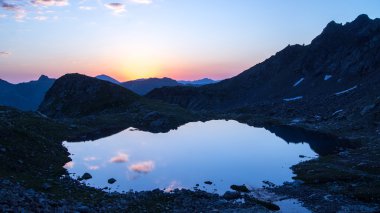 Dağ gölünde gün batımı