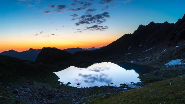 Svítání na jezero v horách — Stock fotografie