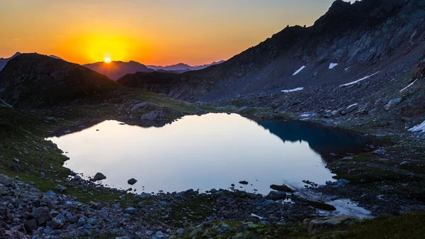 Bir dağ gölü şafak