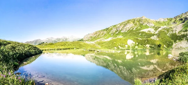 Jezero v horském údolí — Stock fotografie