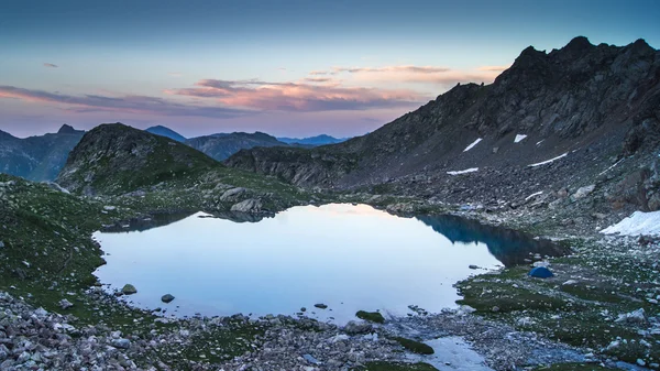 帐篷在高山湖中 — 图库照片