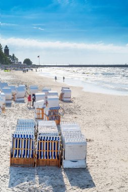 Kumsalda dinlenmek için sepetler.