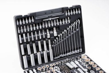 Aletleri olan bir bavul.