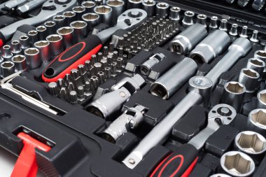 Aletleri olan bir bavul.