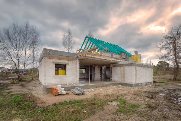 Ayrılmış bir tek aile evi inşaatı