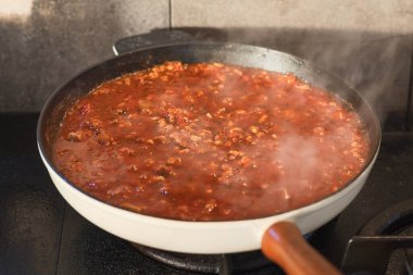 Spagetti için bolonez sosu pişiriyorum.