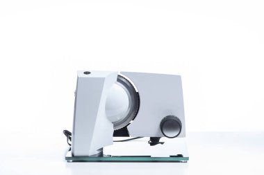 Ekmek dilimleyici ve mandıra arka planlı jambon