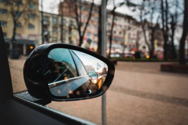 Yolcu arabasındaki yan aynanın görüntüsü