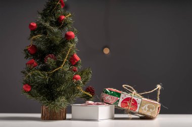 Hediyesi olan küçük bir Noel ağacı