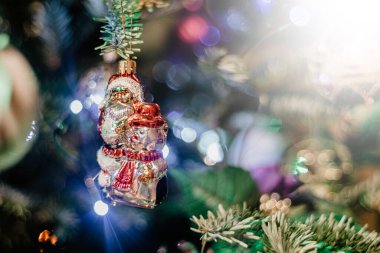 Noel ağacında Noel süslemeleri